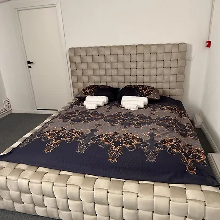 9 Curte Parcare Privata Centru Apartment *